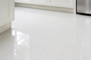Piso de cozinha com rejunte claro e limpo