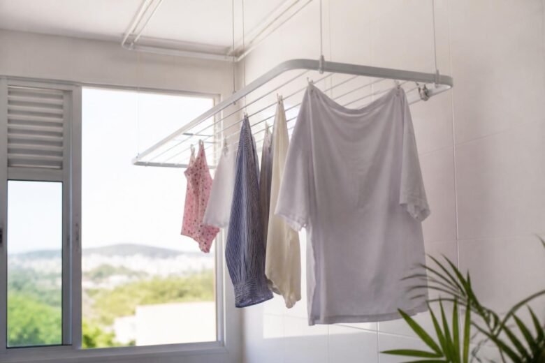 Roupas secando em varal retrátil dentro de apartamento